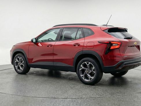 Used 2025 Chevrolet Trax LT w/ LT Convenience Package image 6