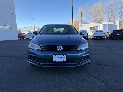 Used 2017 Volkswagen Jetta SE image 2