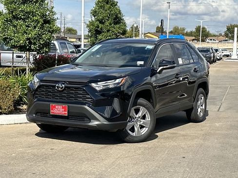 Used 2025 Toyota RAV4 XLE image 2