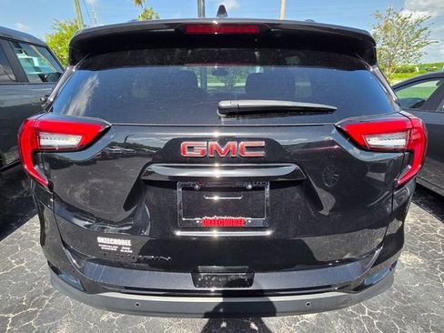 Used 2024 GMC Terrain SLE w/ Driver Convenience Package FWD image 5
