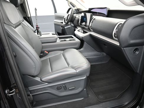 Used 2025 Ford Expedition Active image 24