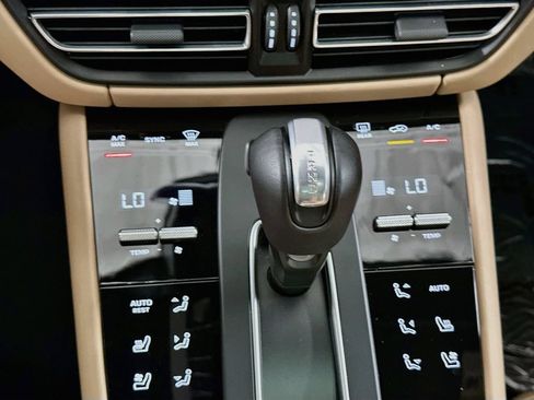 Certified 2025 Porsche Macan AWD/4WD image 17