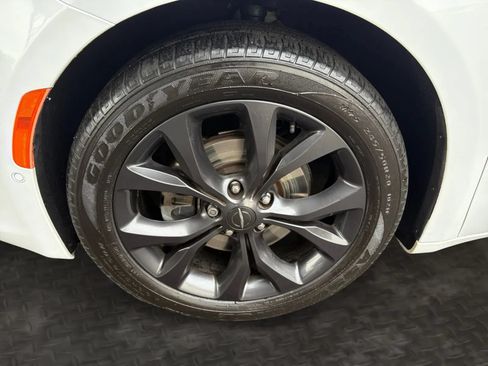 Used 2019 Chrysler Pacifica Limited w/ Advanced Safetytec Group FWD image 38