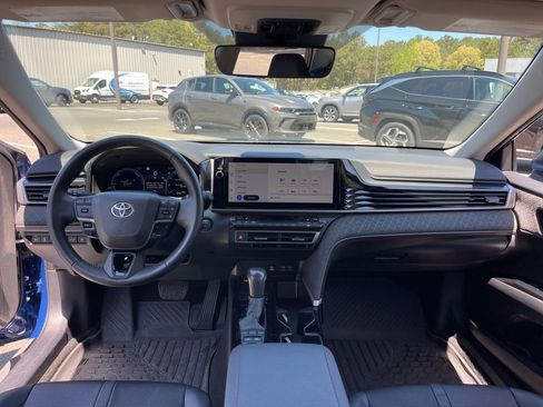 Used 2025 Toyota Camry XLE FWD image 8