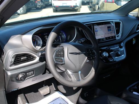 New 2026 Chrysler Pacifica Select image 32