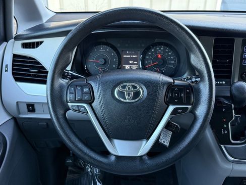 Used 2017 Toyota Sienna L image 29