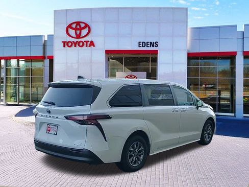 Used 2022 Toyota Sienna LE image 3