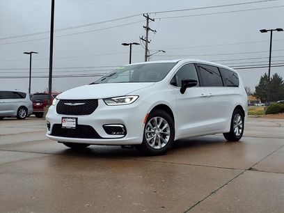 New 2026 Chrysler Pacifica Limited w/ Trailer Tow Group