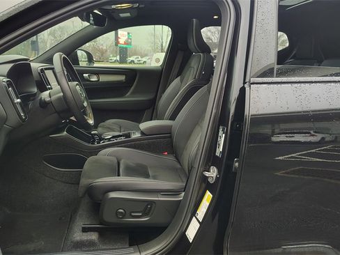 Certified 2025 Volvo XC40 B5 Plus image 7