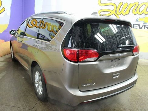 Used 2018 Chrysler Pacifica Touring-L image 6