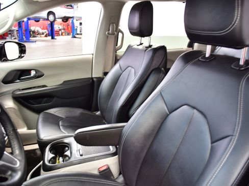 Used 2024 Chrysler Pacifica Touring-L FWD image 11