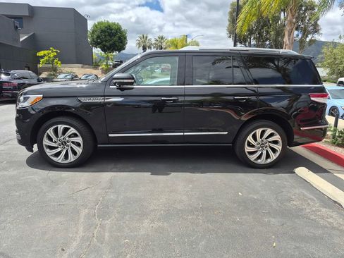 Used 2024 Lincoln Navigator Reserve AWD/4WD image 4