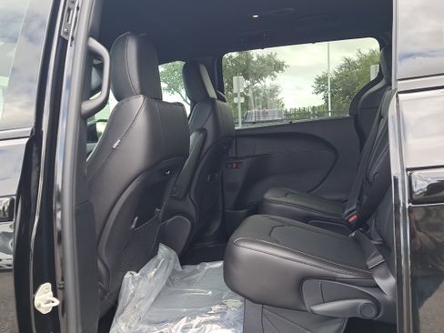New 2026 Chrysler Pacifica Select w/ S Appearance Package image 7