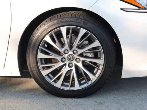 Used 2020 Lexus ES 300h w/ Premium Package FWD image 11