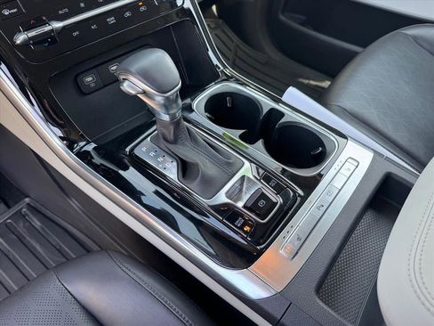 Used 2024 Kia Carnival EX image 20