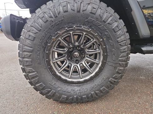 Used 2025 Jeep Gladiator Sport image 10