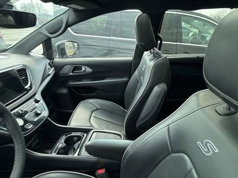Used 2025 Chrysler Pacifica Limited image 28