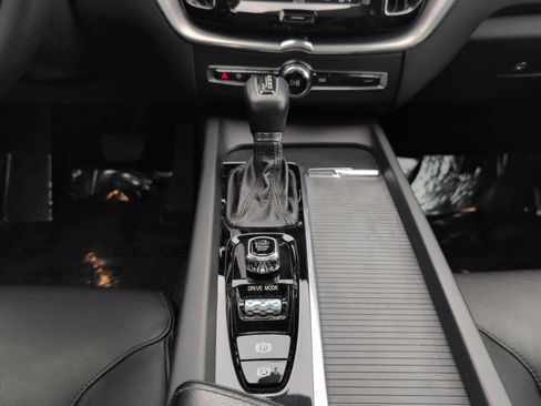 Used 2019 Volvo XC60 T5 Momentum image 17