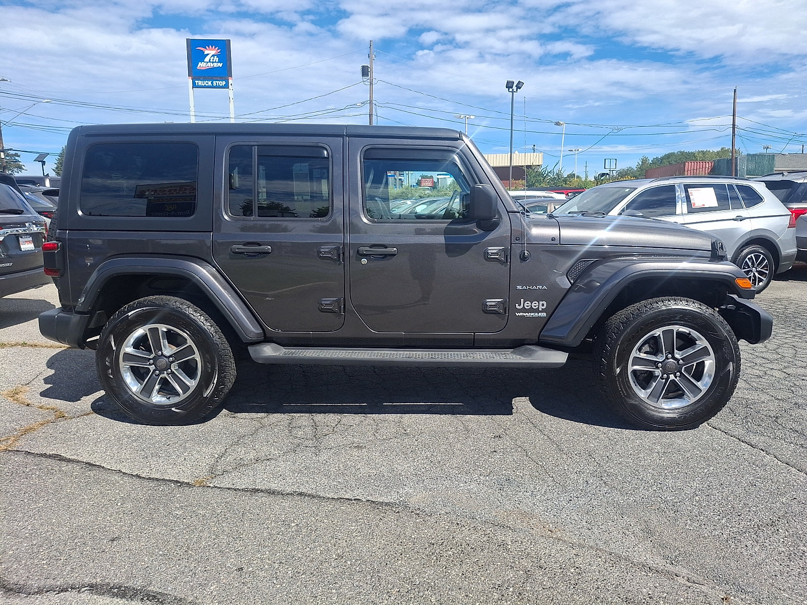 Used 2018 Jeep Wrangler Unlimited Sahara w/ LED Lighting Group AWD/4WD image 7