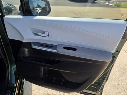 Used 2025 Toyota Sienna XLE FWD image 18