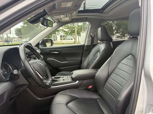 Used 2022 Toyota Highlander XLE AWD/4WD image 14