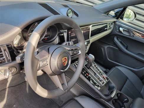 Certified 2025 Porsche Macan image 4