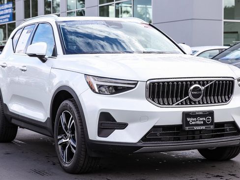 New 2025 Volvo XC40 B5 Core w/ Climate Package image 5
