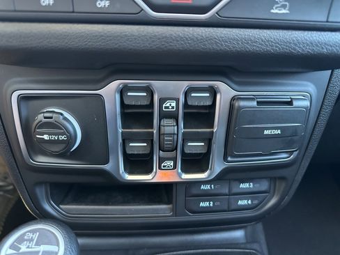 New 2025 Jeep Gladiator Sport image 5