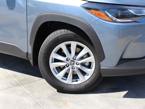 Used 2025 Toyota Corolla Cross LE image 3