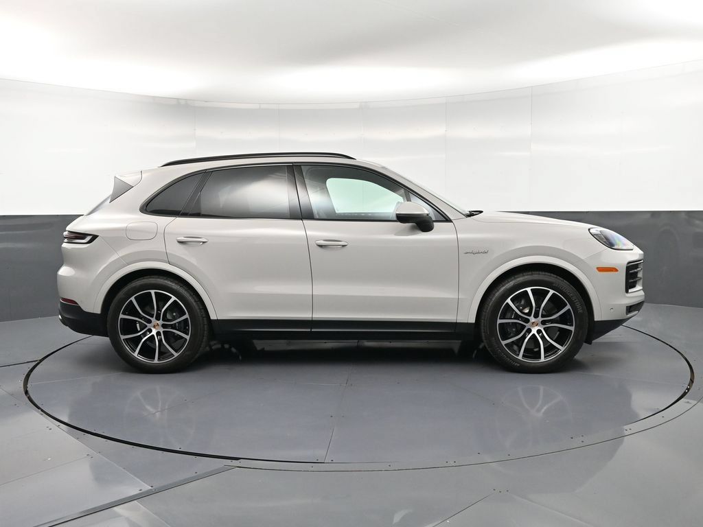 Certified 2026 Porsche Cayenne E-Hybrid AWD/4WD image 9