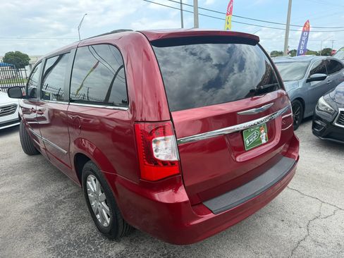 Used 2014 Chrysler Town & Country Touring FWD image 5