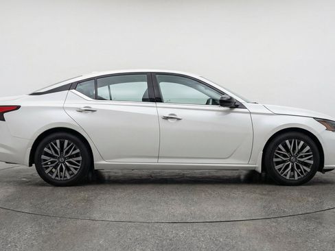Used 2025 Nissan Altima 2.5 SV FWD image 11
