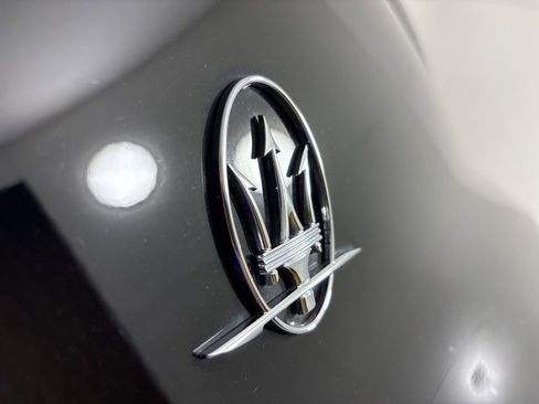 Used 2017 Maserati Levante w/ Luxury Package image 12