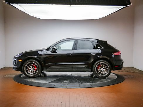 Certified 2023 Porsche Macan S AWD/4WD image 2