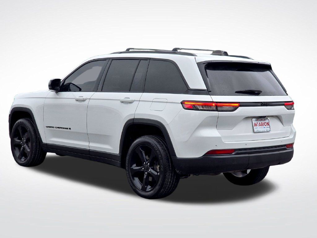 Used 2024 Jeep Grand Cherokee Altitude RWD image 15