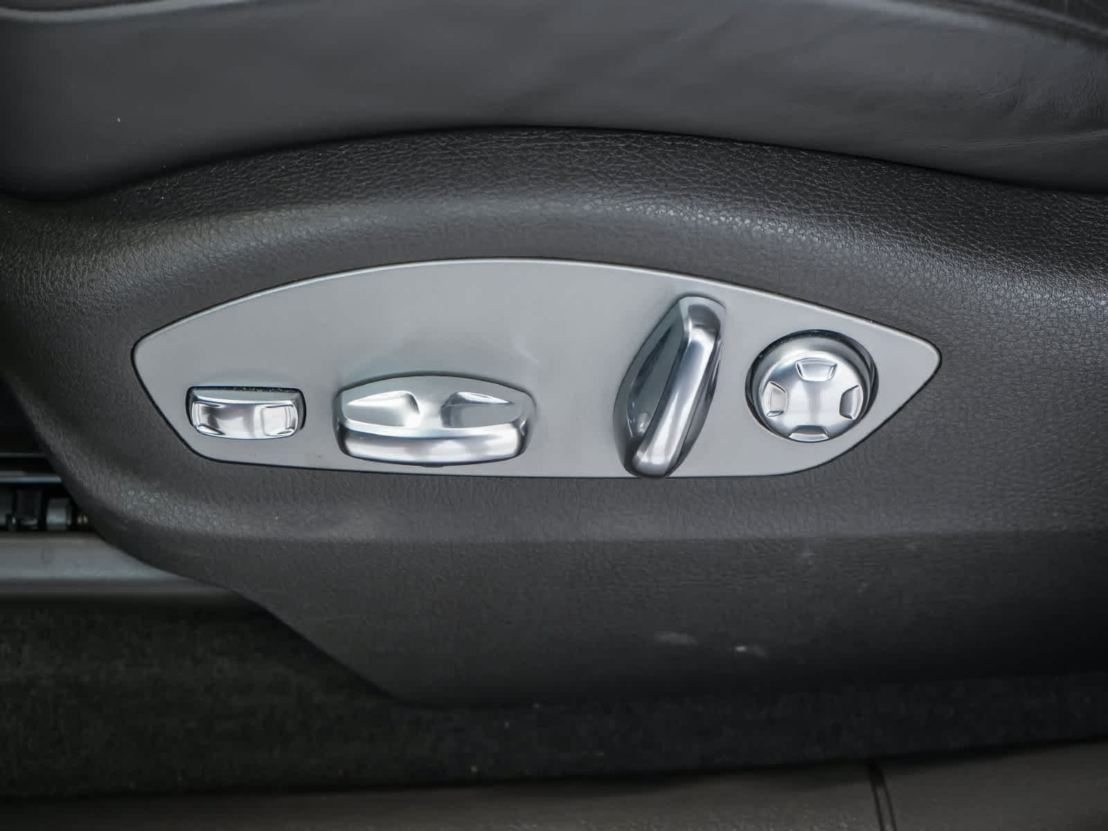 Certified 2024 Porsche Macan AWD/4WD image 25