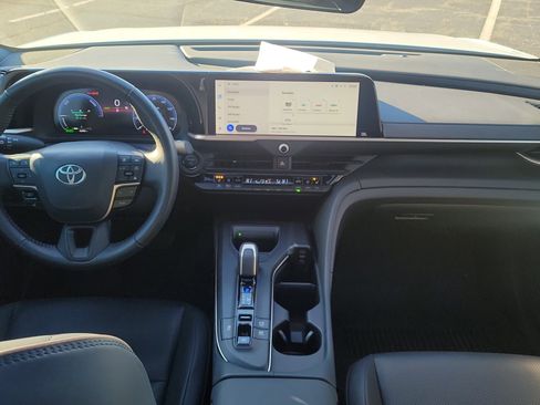 Used 2023 Toyota Crown Limited image 9