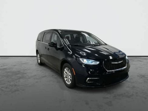 Used 2024 Chrysler Pacifica Touring-L FWD image 6