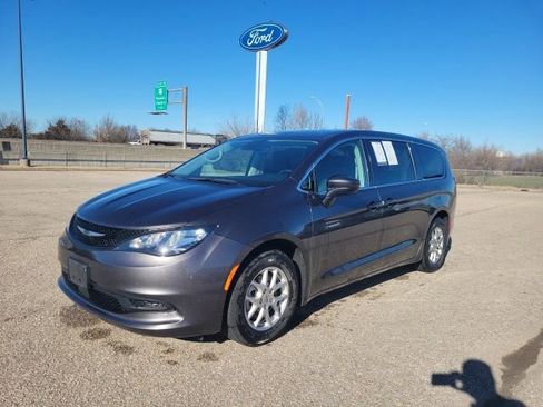 Used 2023 Chrysler Voyager LX image 19