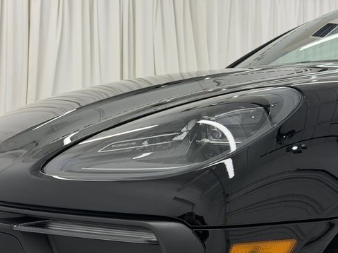 Certified 2025 Porsche Macan image 17