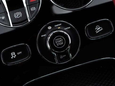 Used 2022 Bentley Bentayga AWD/4WD image 33