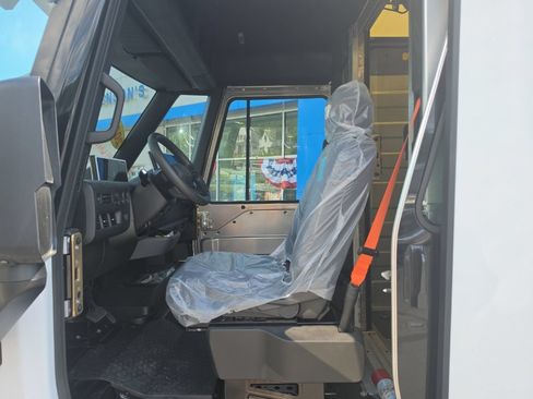 Used 2024 Chevrolet Brightdrop 400 w/ Commercial Equipment Package AWD/4WD image 9