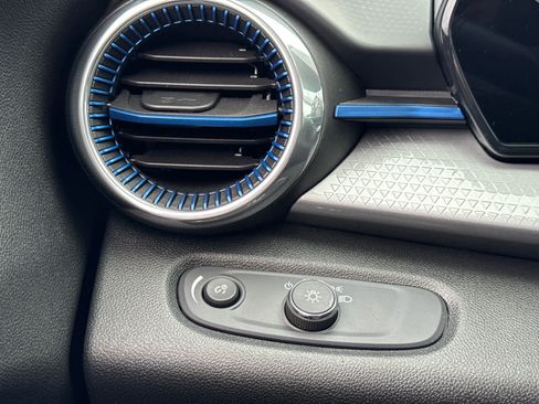 Used 2025 Chevrolet Trax LT w/ Driver Confidence Package image 22