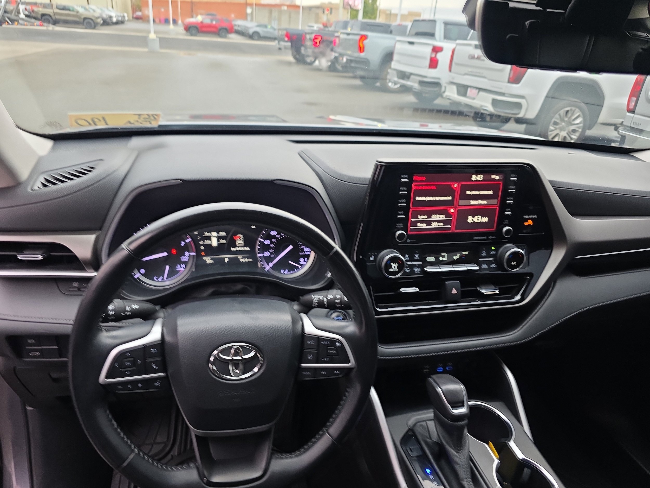 Used 2022 Toyota Highlander XLE AWD/4WD image 3
