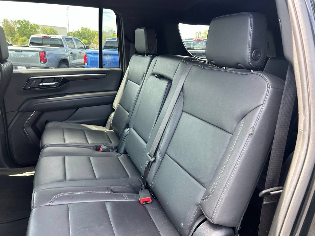 Used 2025 Chevrolet Suburban LT AWD/4WD image 32