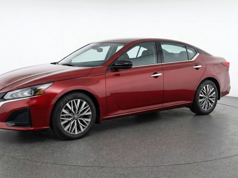 Used 2025 Nissan Altima 2.5 SV image 3
