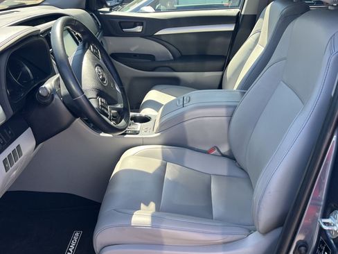 Used 2019 Toyota Highlander XLE w/ Carpet Mat Package (TMS) AWD/4WD image 10