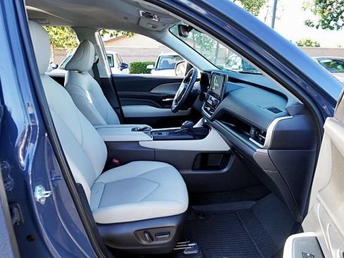 Used 2025 Toyota Grand Highlander AWD Hybrid image 12