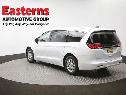 Used 2022 Chrysler Voyager LX image 61