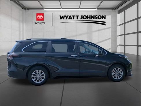 Used 2024 Toyota Sienna XLE FWD image 6